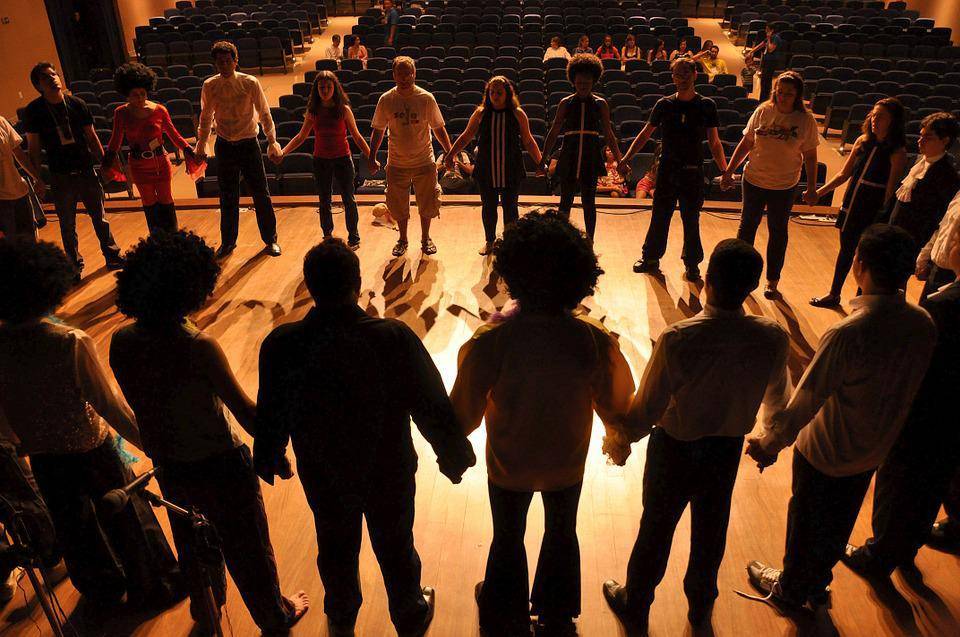 Une image contenant personne, gens, groupe, debout